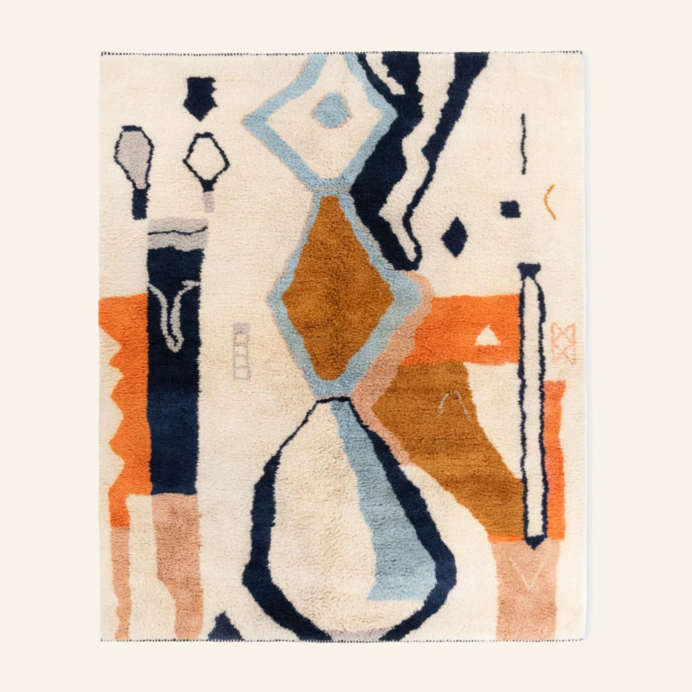 Vue entière d’un tapis à composition abstraite multicolore sur fond crème.