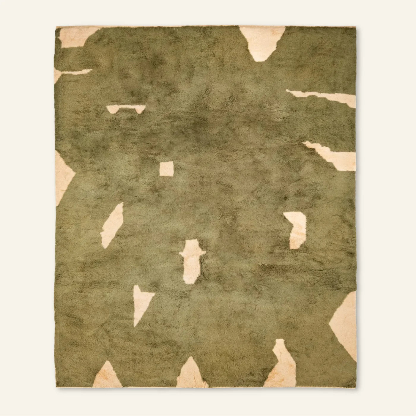 Vue entière du tapis rectangulaire olive et crème sur fond clair.