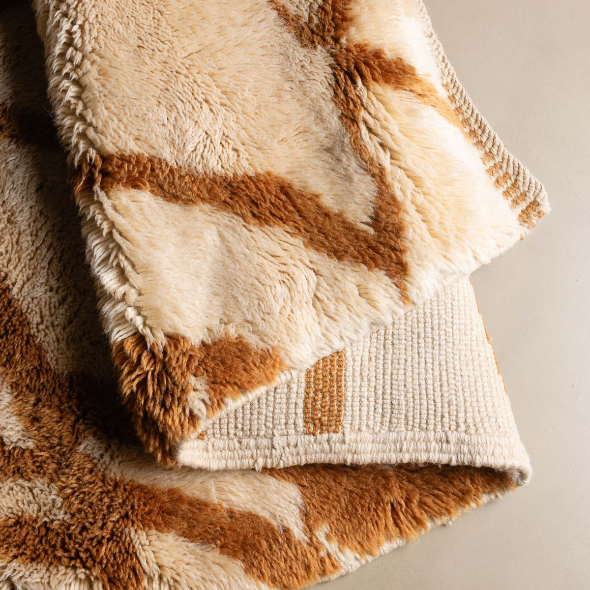 Intersections d'or - Luxueux tapis Berbère shaggy