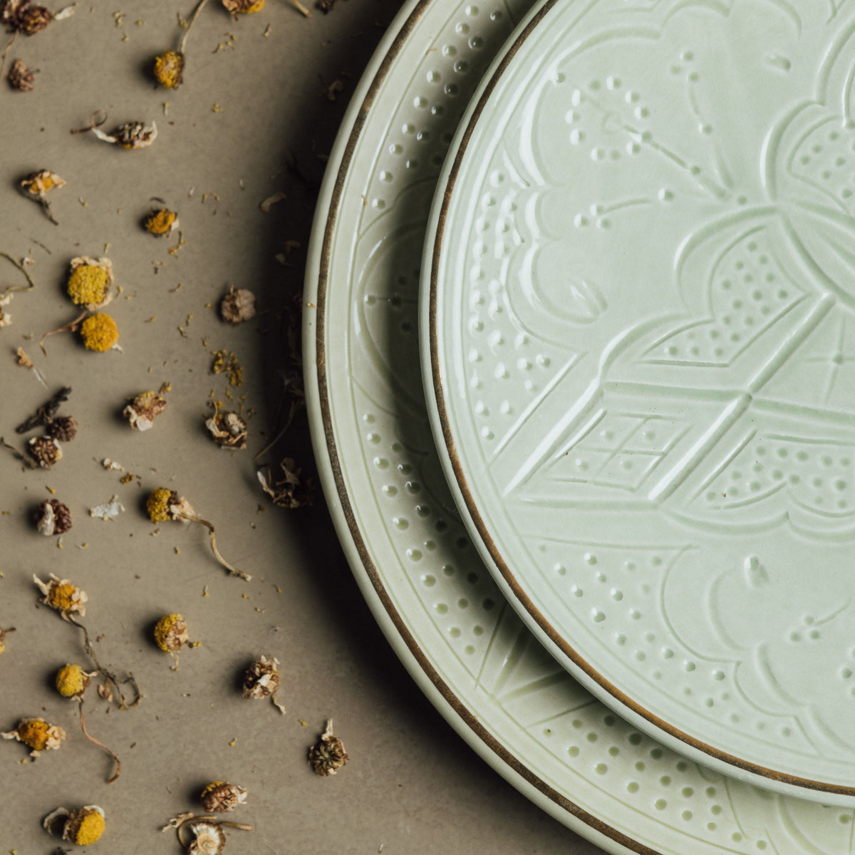 Zagora Vert Amande - Vaisselle Marocaine Ornée d'Accents en Or 12 Carats
