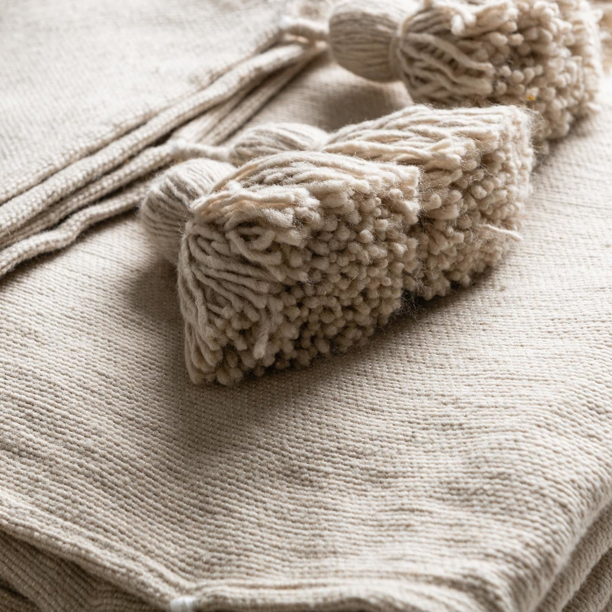 Couverture Pompon Beige - 290 x 190 cm - Moroccan Furniture