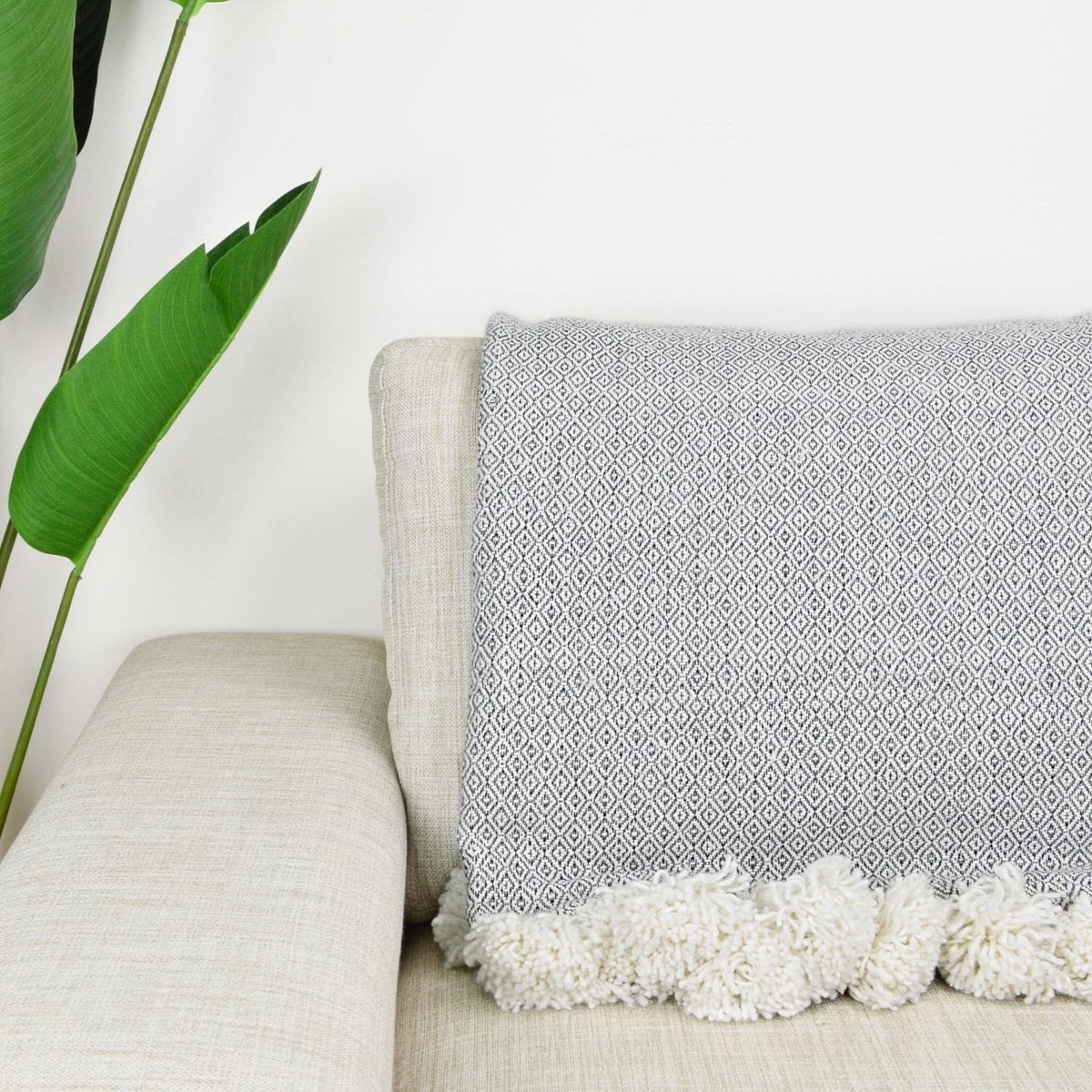 Couverture Pompon Blanc et Gris - 280 x 180 cm - Moroccan 
