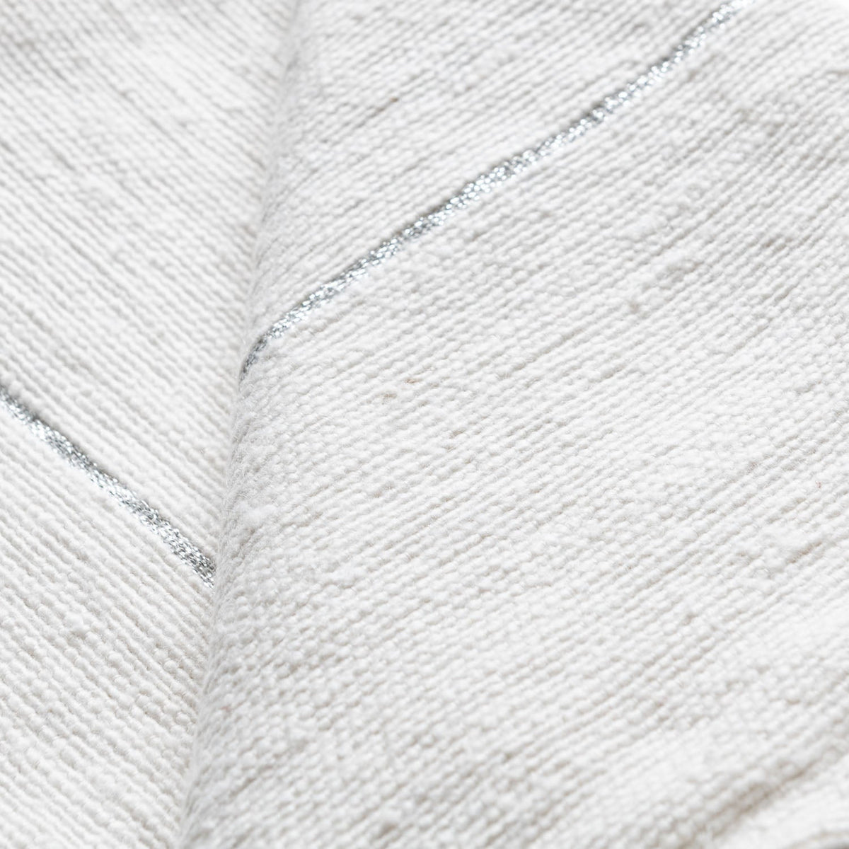Couverture Pompon Blanche et Argent - Moroccan Furniture