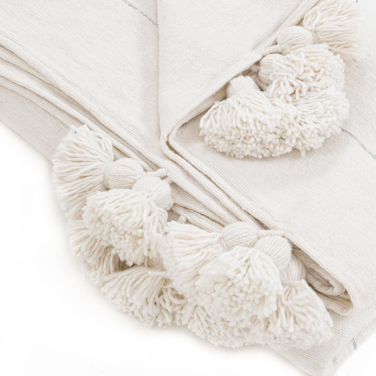 Couverture Pompon Blanche et Argent - Moroccan Furniture