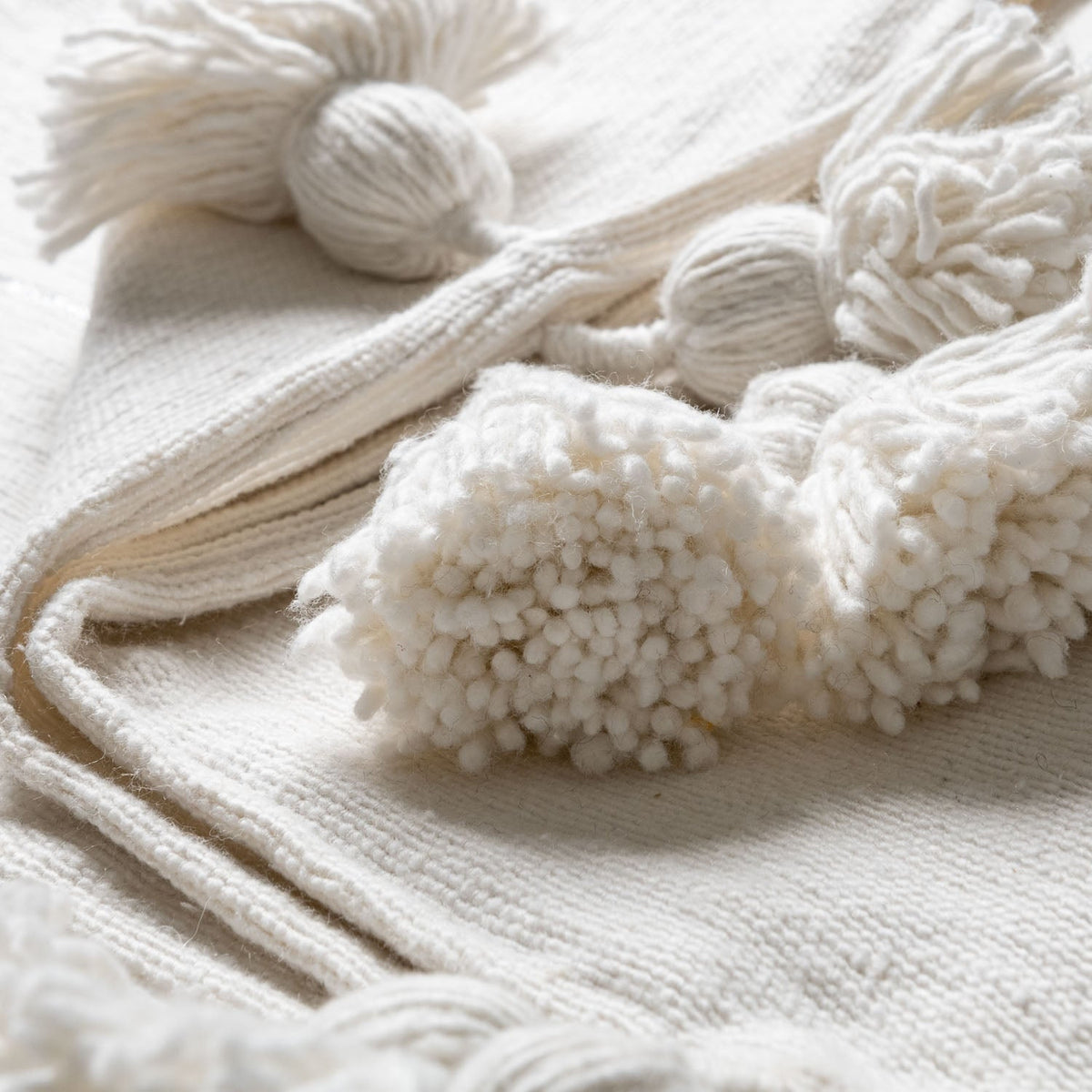 Couverture Pompon Blanche et Argent - Moroccan Furniture