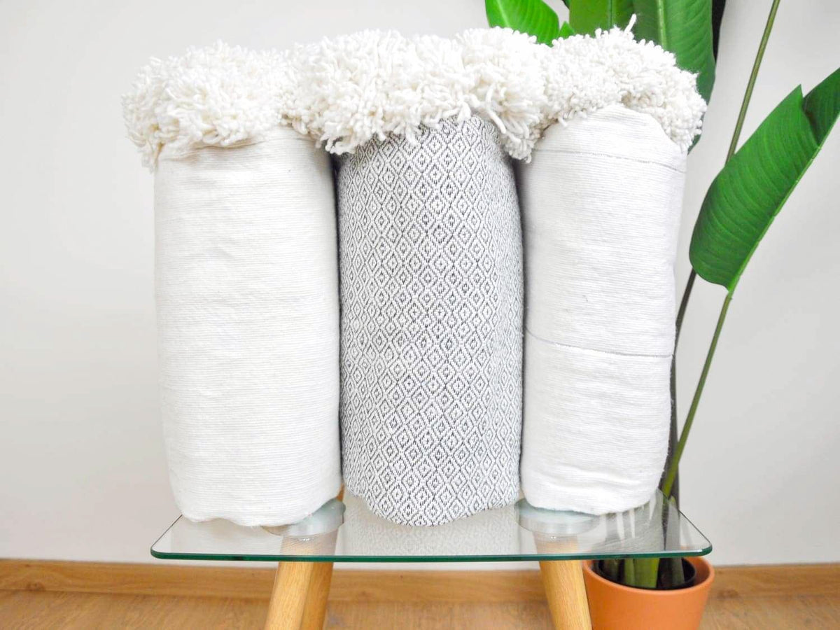 Couverture Pompon Blanche - 300x200 cm - Moroccan Furniture