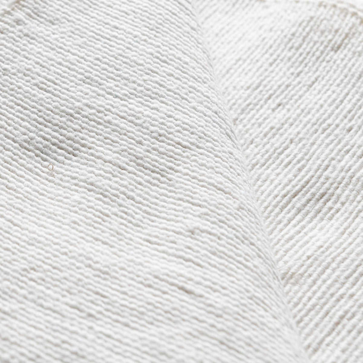 Couverture Pompon Blanche - Moroccan Furniture