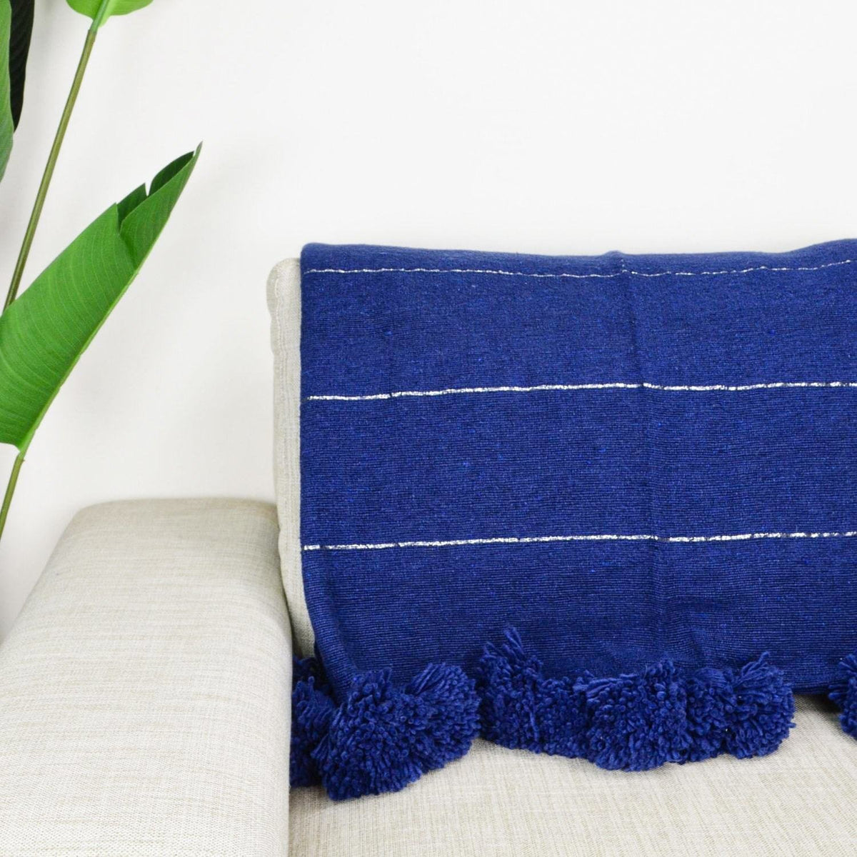 Couverture Pompon Bleu et Argent - Moroccan Furniture