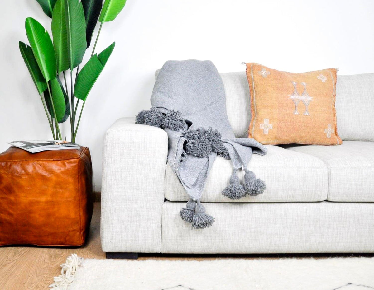 Couverture Pompon Grise - Moroccan Furniture