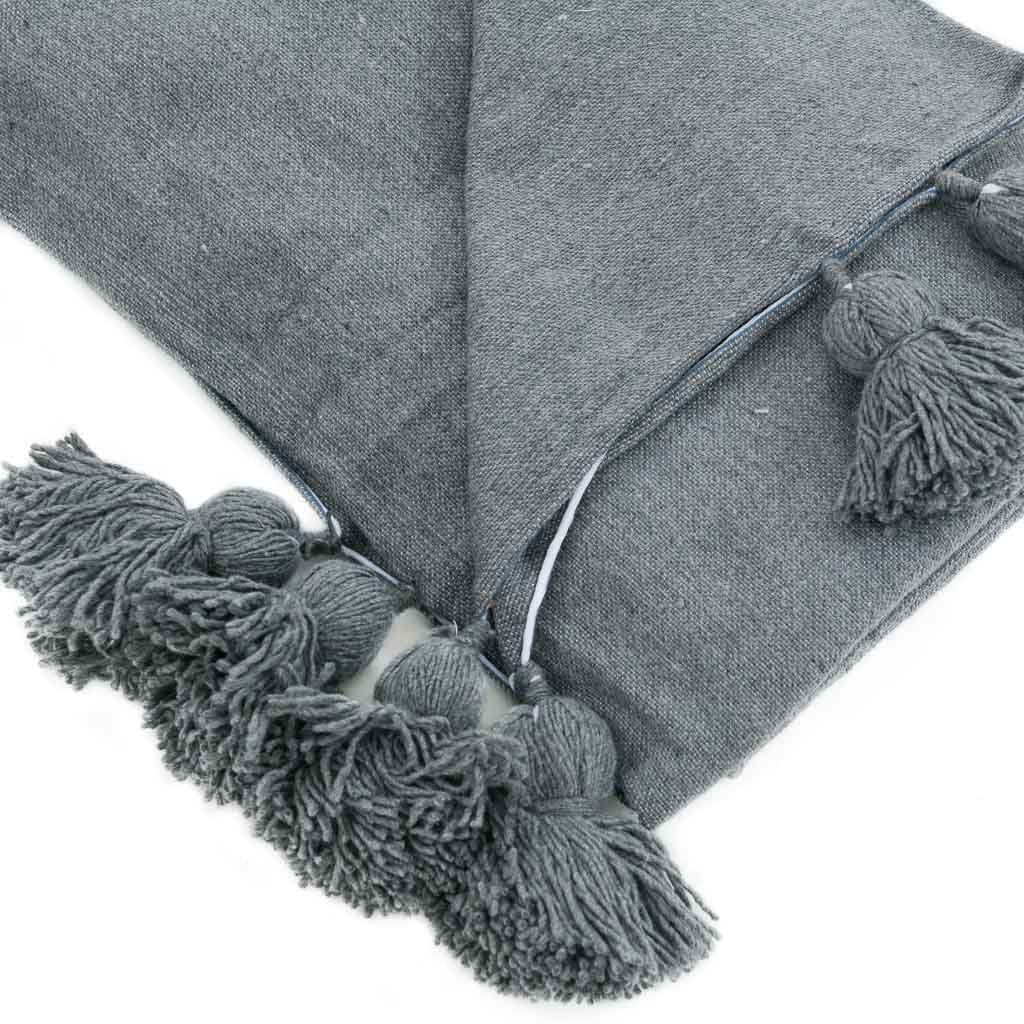 Couverture Pompon Grise - Moroccan Furniture