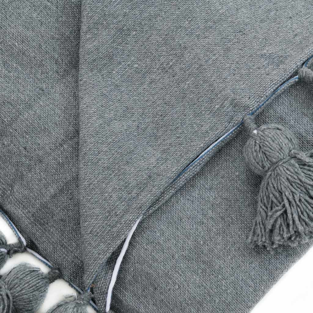 Couverture Pompon Grise - Moroccan Furniture
