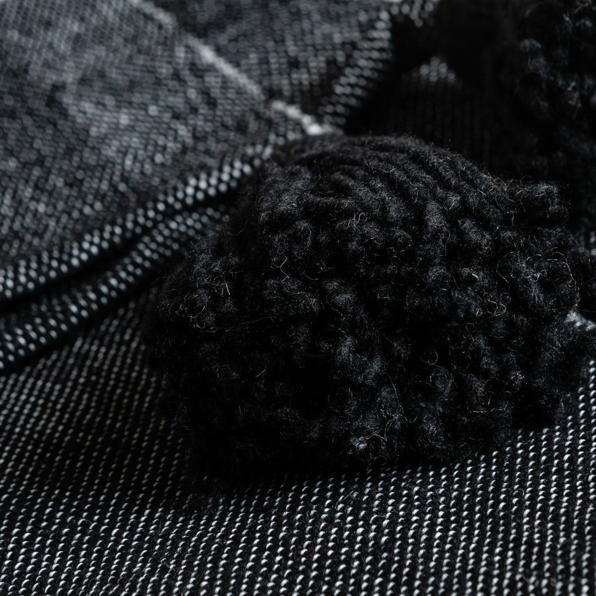 Couverture Pompon Noire et Argent - 290 x 190 cm - Moroccan 