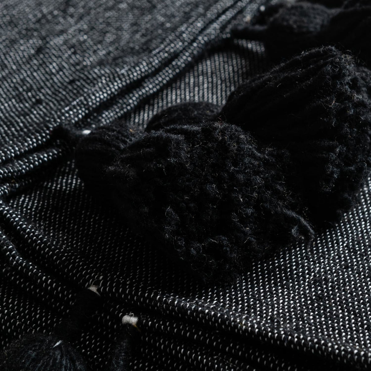 Couverture Pompon Noire - Moroccan Furniture