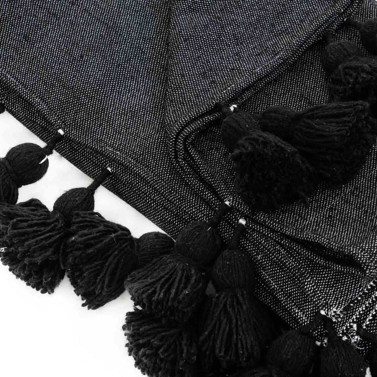 Couverture Pompon Noire - Moroccan Furniture