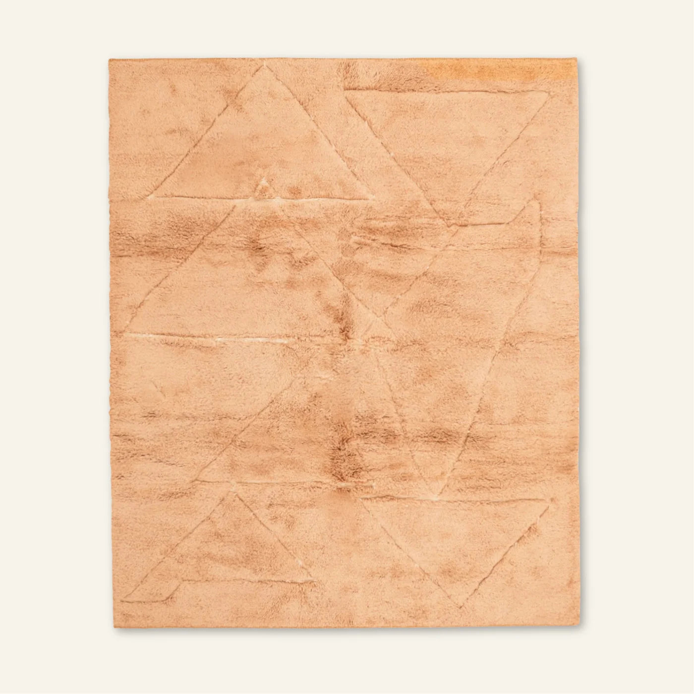 Vue entière du tapis pêche, traversé de lignes géométriques discrètes en relief.