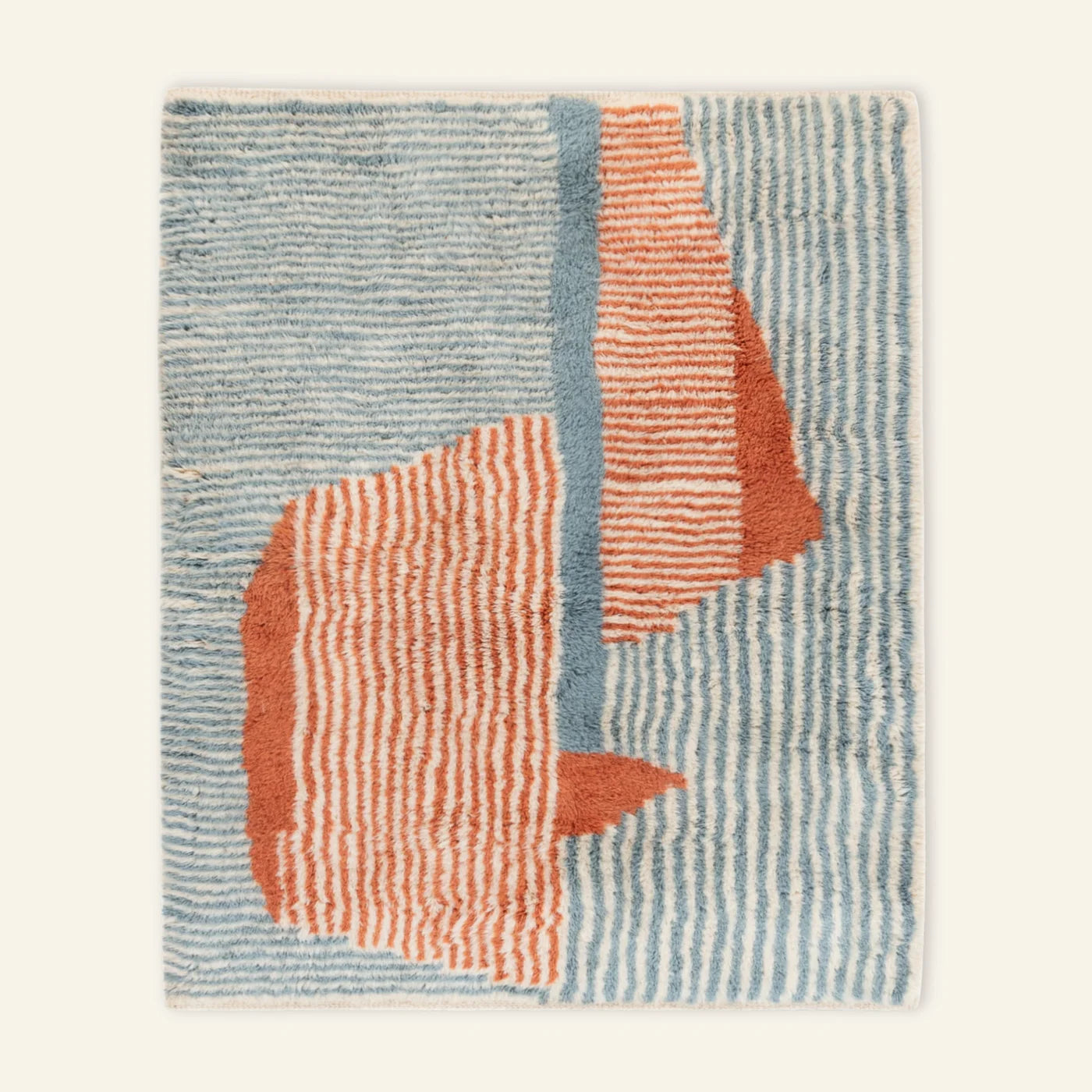 Vue entière d’un tapis graphique aux rayures bleu clair et crème, ponctué de formes terre cuite.